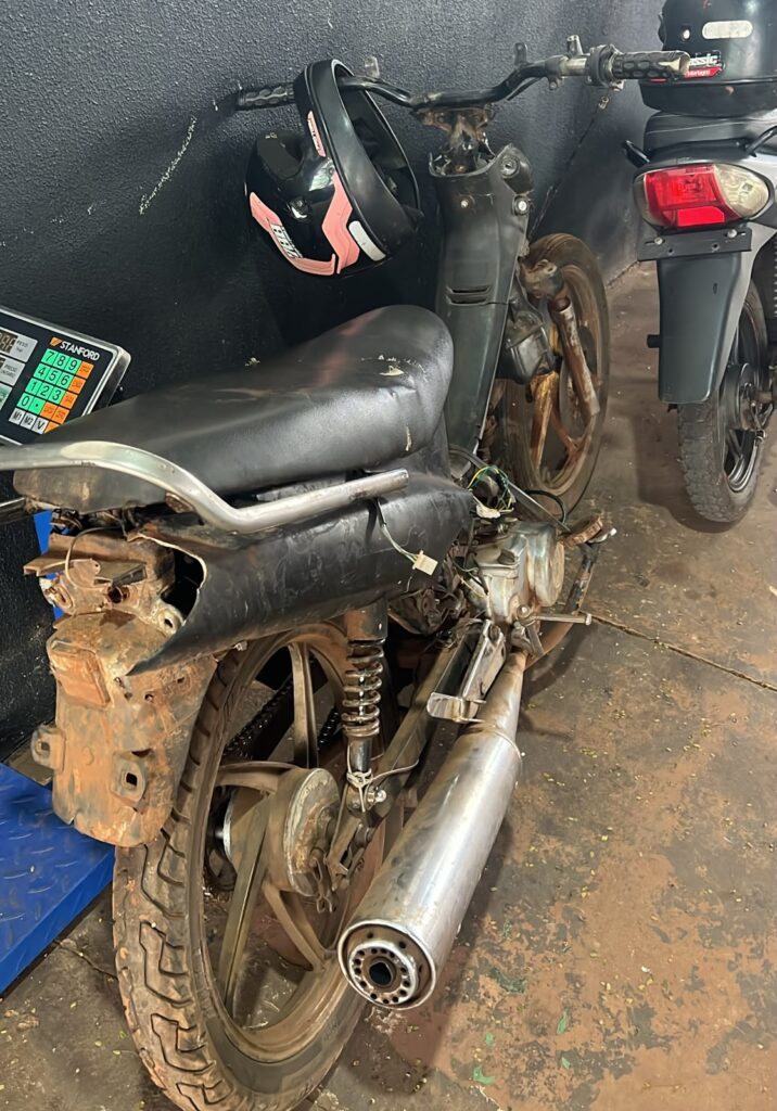 PM prende dupla, apreende simulacro de arma, faca e motocicleta com sinais de adulteração em Ponta Porã