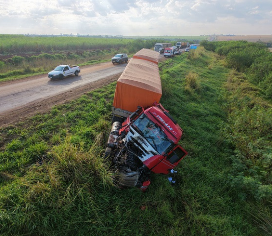 Motociclista fica ferido após colisão entre carretas próximo ao Hospital Regional Category Vídeos