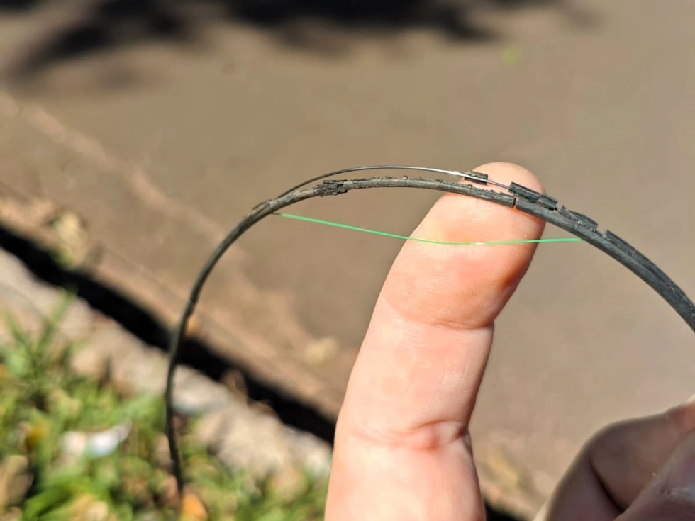 Motociclista fica ferido após ser atingido por fio de internet solto em via Motociclista fica ferido após ser atingido por fio de internet solto em via