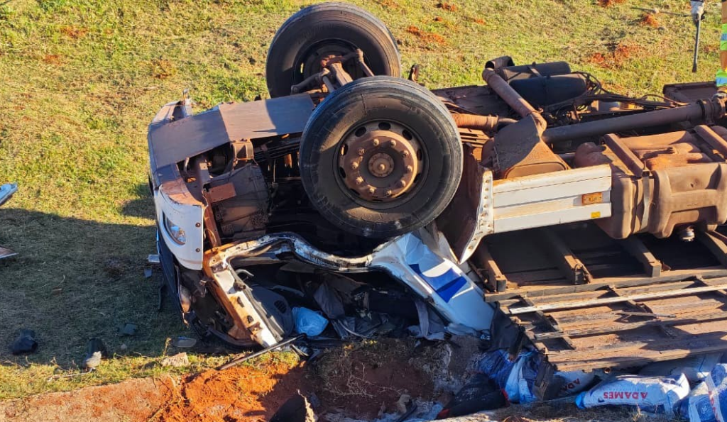 Motorista morre e passageiro fica ferido após caminhão tombar na BR-163 Motorista morre e passageiro fica ferido após caminhão tombar na BR-163