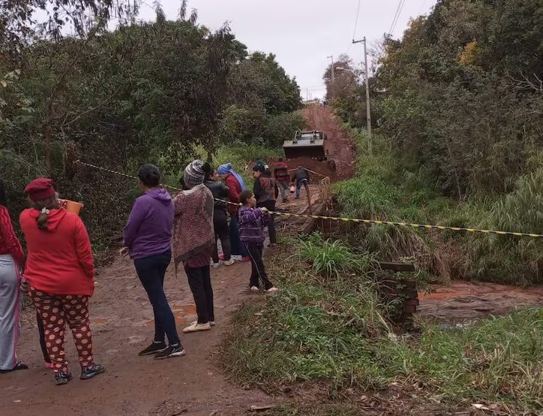 Tras quema de puente, pobladores aislados urgen una solución al problema en Pedro Juan Caballero Tras quema de puente, pobladores aislados urgen una solución al problema en Pedro Juan Caballero