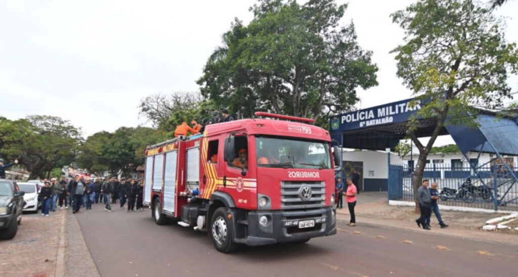 PM morto em confronto é sepultado com honra militar e cortejo de helicóptero PM morto em confronto é sepultado com honra militar e cortejo de helicóptero