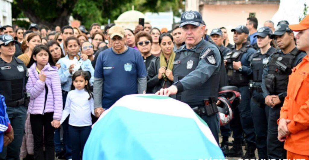 PM morto em confronto é sepultado com honra militar e cortejo de helicóptero PM morto em confronto é sepultado com honra militar e cortejo de helicóptero