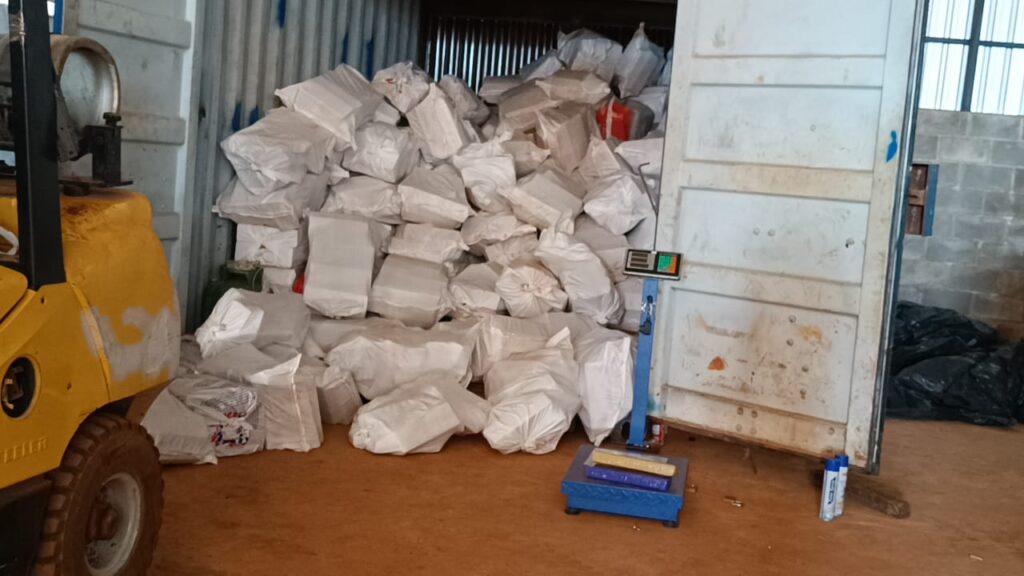Polícia estoura galpão do tráfico e apreende toneladas de maconha