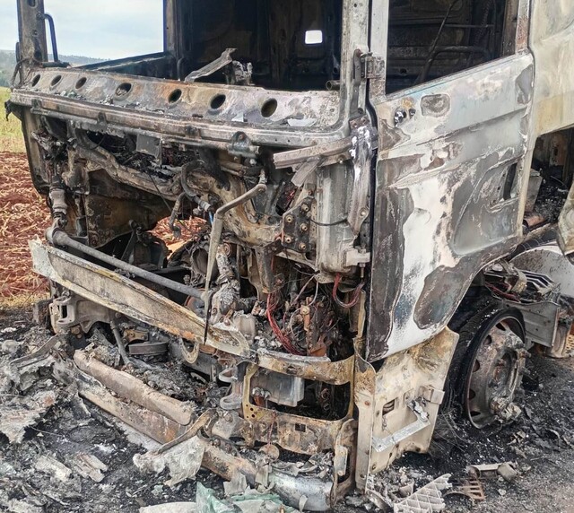Carreta com soja fica destruída após incêndio e motorista sai ileso