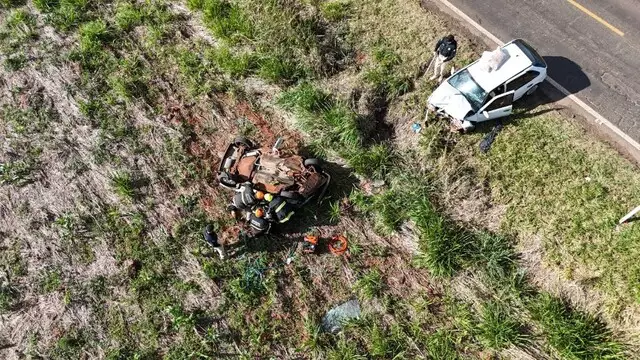Acidente próximo ao distrito de Amandina mata um e deixa cinco feridos Acidente próximo ao distrito de Amandina mata um e deixa cinco feridos