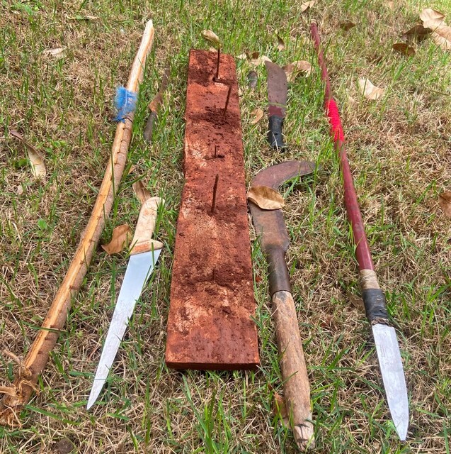 Para evitar ocupação, fazendeira manda abrir valeta ao lado de aldeia Para evitar ocupação, fazendeira manda abrir valeta ao lado de aldeia