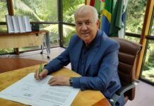 Luiz Carlos Borges da Silveira é empresário, médico e professor. Foi ministro da Saúde e deputado federal.