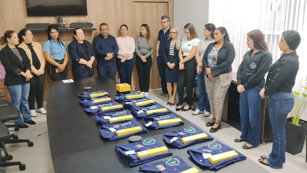 Cerimonial da Câmara de Ponta Porã recebe novos uniformes do presidente Jelson Bernabé