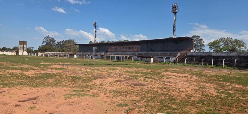 Estádio de Iguatemi é abandonado pelo poder público