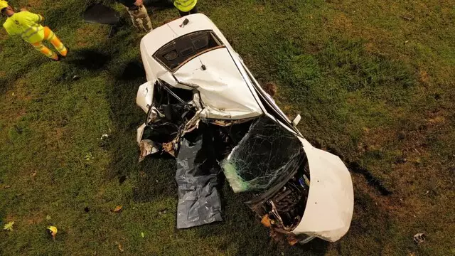 Motorista morre ao atingir árvore em rotatória Motorista morre ao atingir árvore em rotatória