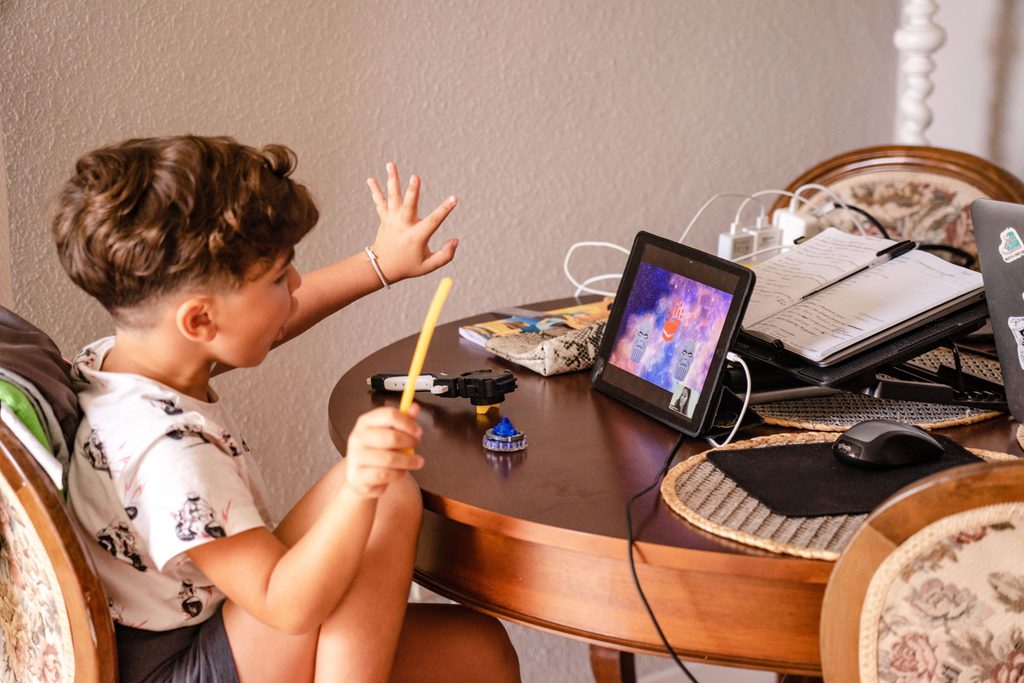 Mais tela, menos movimento? Especialistas mostram quando a tecnologia prejudica e quando pode se tornar aliada da infância Mais tela, menos movimento? Especialistas mostram quando a tecnologia prejudica e quando pode se tornar aliada da infância