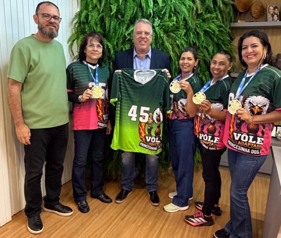 Prefeito Eduardo Campos recebe o troféu de Campeão estadual do vôlei 50+ de Ponta Porã Prefeito Eduardo Campos recebe o troféu de Campeão estadual do vôlei 50+ de Ponta Porã