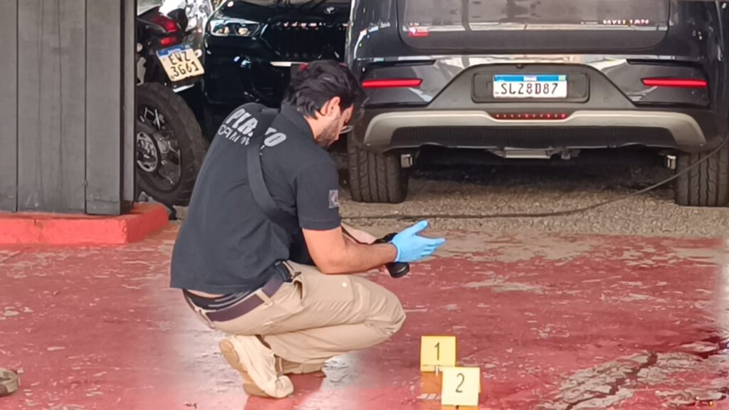 Jovem baleado em garagem de veículos em Dourados morre a caminho do Hospital da Vida Jovem baleado em garagem de veículos em Dourados morre a caminho do Hospital da Vida