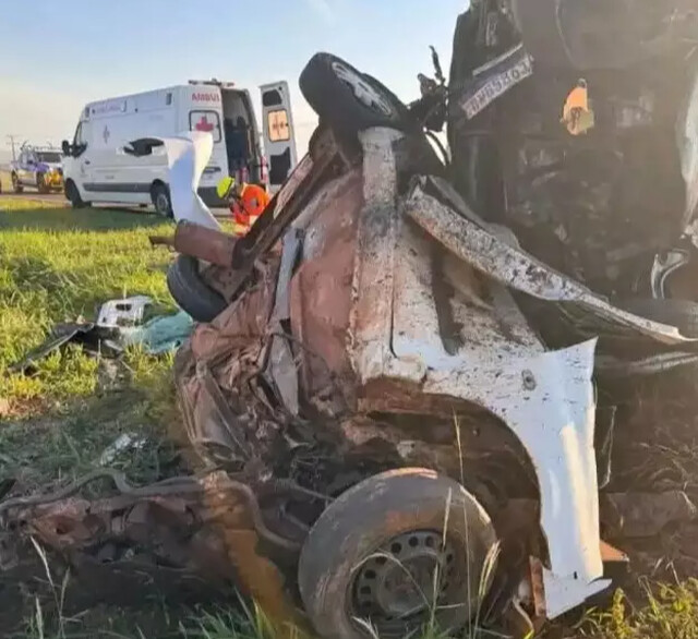 Confirmada 4ª morte de acidente entre van da saúde e carro na BR-163 Confirmada 4ª morte de acidente entre van da saúde e carro na BR-163