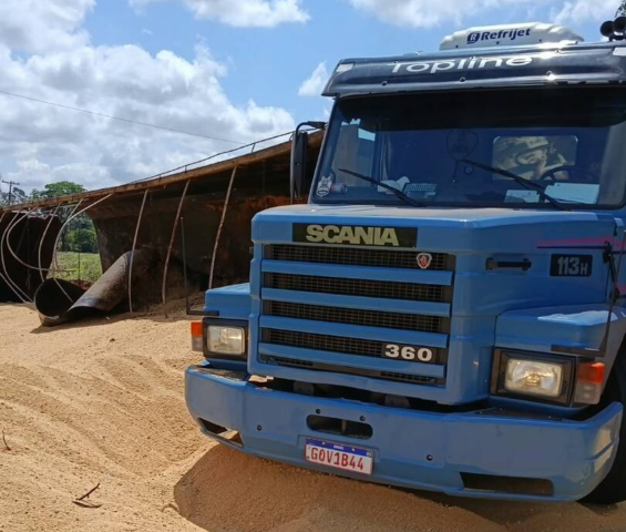 Carreta carregada de farelo de soja tomba na MS-276, em direção a Indápolis Carreta carregada de farelo de soja tomba na MS-276, em direção a Indápolis