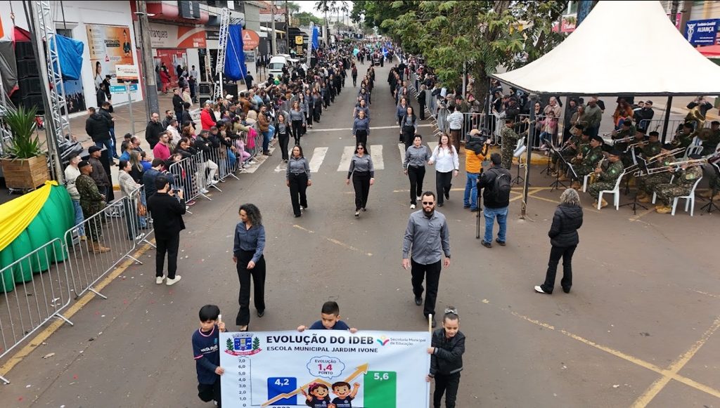 Apesar do frio, desfile atraiu cerca de 20 mil pessoas em Ponta Porã Apesar do frio, desfile atraiu cerca de 20 mil pessoas em Ponta Porã
