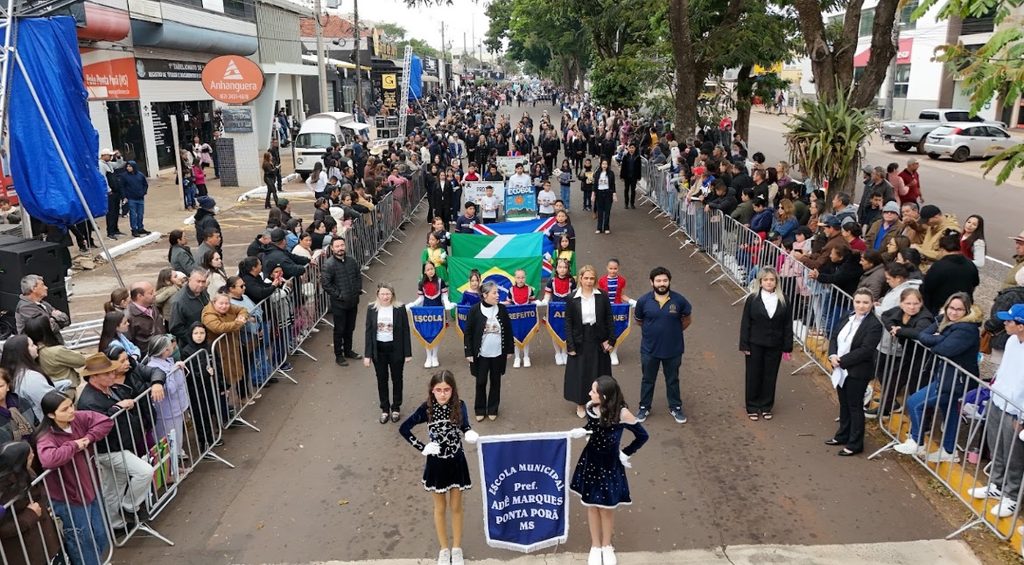 Apesar do frio, desfile atraiu cerca de 20 mil pessoas em Ponta Porã Apesar do frio, desfile atraiu cerca de 20 mil pessoas em Ponta Porã