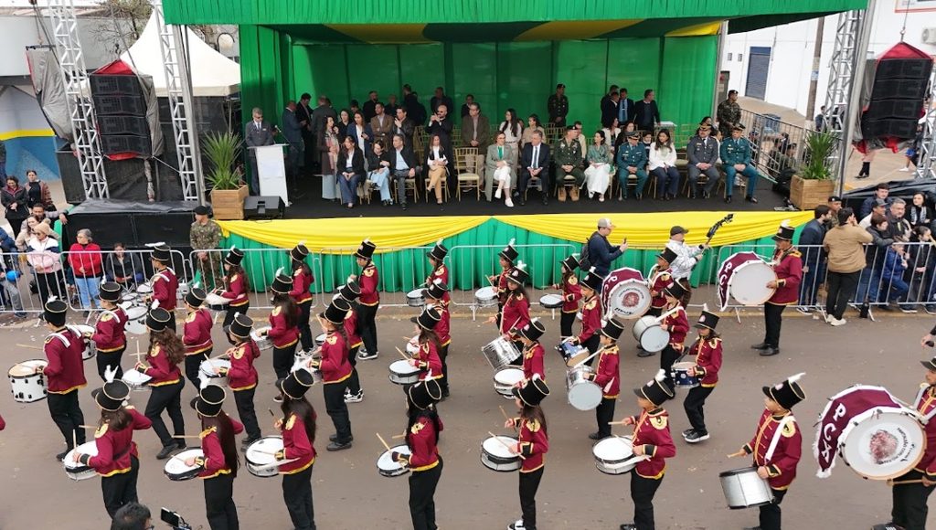 Apesar do frio, desfile atraiu cerca de 20 mil pessoas em Ponta Porã Apesar do frio, desfile atraiu cerca de 20 mil pessoas em Ponta Porã
