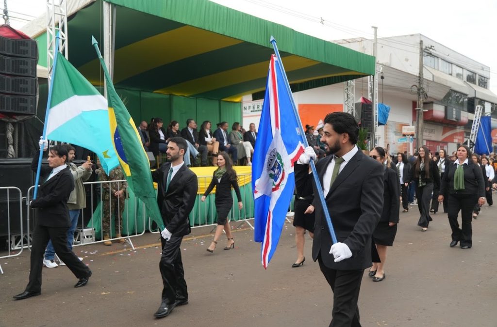 Apesar do frio, desfile atraiu cerca de 20 mil pessoas em Ponta Porã Apesar do frio, desfile atraiu cerca de 20 mil pessoas em Ponta Porã