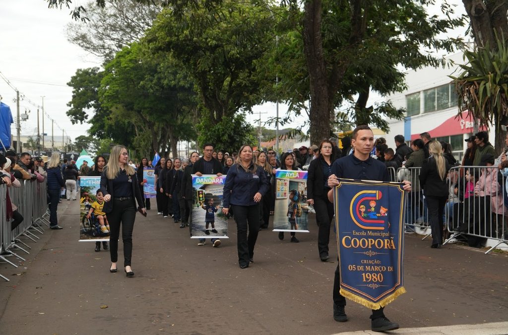 Apesar do frio, desfile atraiu cerca de 20 mil pessoas em Ponta Porã Apesar do frio, desfile atraiu cerca de 20 mil pessoas em Ponta Porã