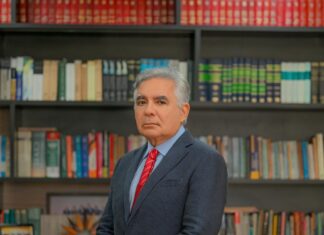Flavio Pascarelli é Bacharel em Direito