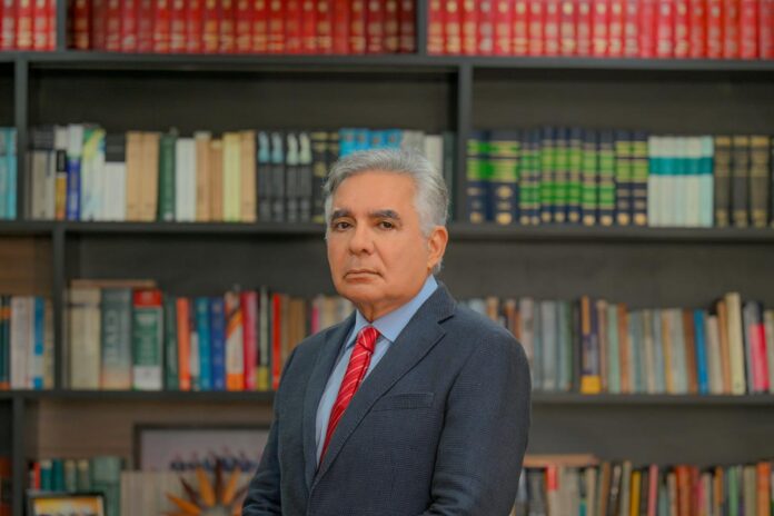 Flavio Pascarelli é Bacharel em Direito