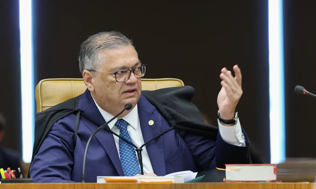 Flávio Dino pede vista de julgamento sobre Moraes e Mendonça Flávio Dino pede vista de julgamento sobre Moraes e Mendonça