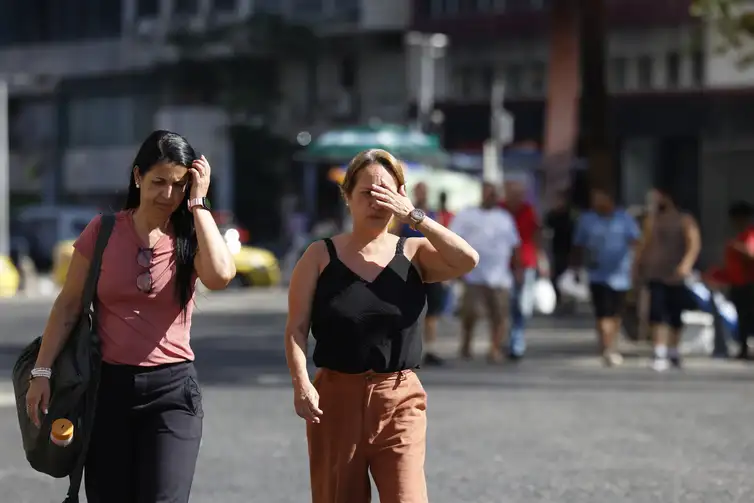 Estudo prevê até 13,3 mil mortes no Brasil com calor do Super El Niño Estudo prevê até 13,3 mil mortes no Brasil com calor do Super El Niño