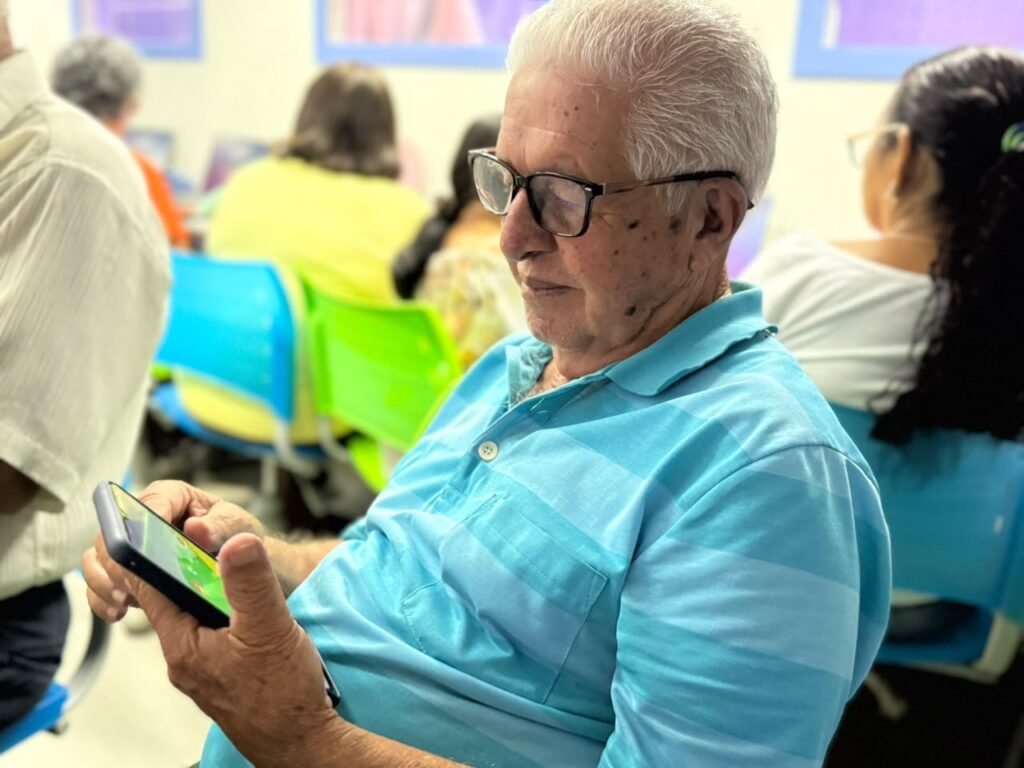 Inclusão digital: Com celular na mão, aposentado aprende em oficina como deixar “like” em vídeo