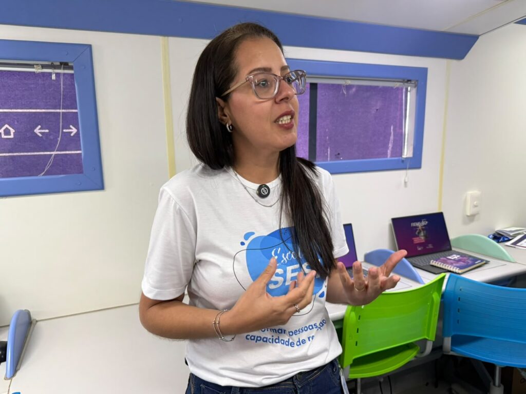Inclusão digital: Com celular na mão, aposentado aprende em oficina como deixar “like” em vídeo