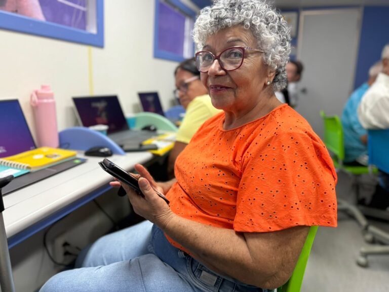 Inclusão digital: Com celular na mão, aposentado aprende em oficina como deixar “like” em vídeo