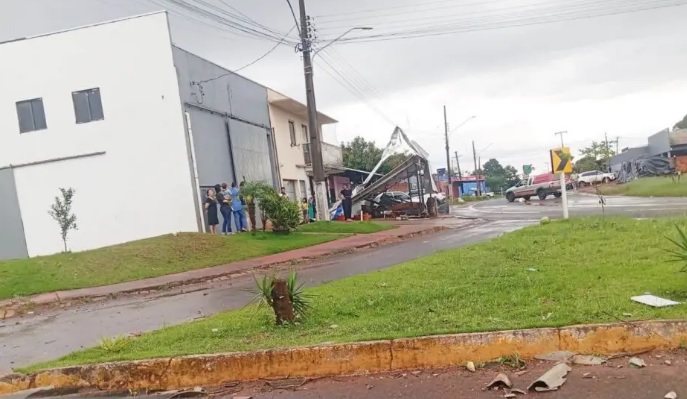 Vendaval destelha casas e deixa rastro de destruição em Amambai Vendaval destelha casas e deixa rastro de destruição em Amambai