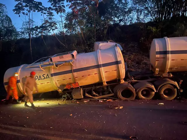 Acidente entre caminhonete e bitrem deixa 2 mortos na BR-158 Acidente entre caminhonete e bitrem deixa 2 mortos na BR-158