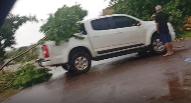 Vendaval destelha casas e deixa rastro de destruição em Amambai Vendaval destelha casas e deixa rastro de destruição em Amambai