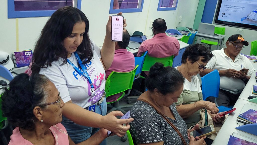 Oficina de inclusão digital ensina pessoas idosas a usar a internet com mais segurança Oficina de inclusão digital ensina pessoas idosas a usar a internet com mais segurança