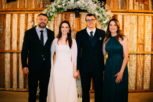 Casamento de Mirela e Rafael é marcado por emoção e momentos inesquecíveis em Amambai Casamento de Mirela e Rafael é marcado por emoção e momentos inesquecíveis em Amambai