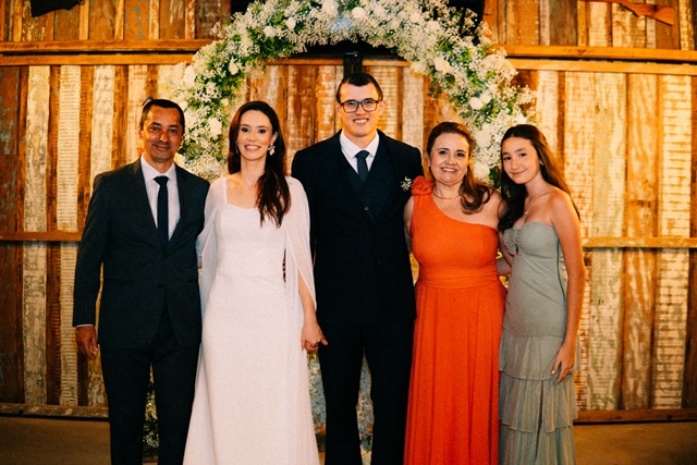 Casamento de Mirela e Rafael é marcado por emoção e momentos inesquecíveis em Amambai Casamento de Mirela e Rafael é marcado por emoção e momentos inesquecíveis em Amambai