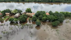 Com mais de 60 mm acumulados, Rio Ivinhema atinge 4 metros e alaga casas de veraneio em MS Com mais de 60 mm acumulados, Rio Ivinhema atinge 4 metros e alaga casas de veraneio em MS