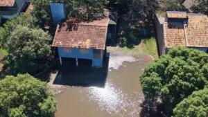 Com mais de 60 mm acumulados, Rio Ivinhema atinge 4 metros e alaga casas de veraneio em MS Com mais de 60 mm acumulados, Rio Ivinhema atinge 4 metros e alaga casas de veraneio em MS
