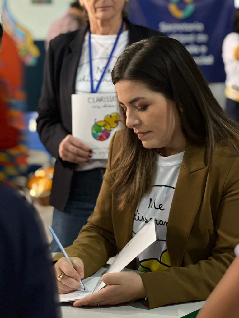 Escola Municipal Rural Graça de Deus recebe lançamento de livro sobre prevenção à violência doméstica em guarani kaiowá