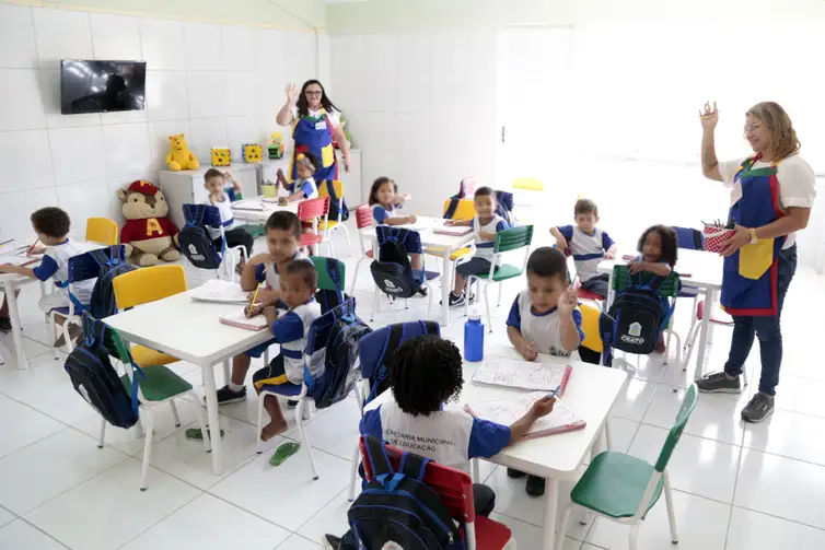 Eleições 2026: Flávio quer escolas militares; Lula propõe ampliar educação integral Eleições 2026: Flávio quer escolas militares; Lula propõe ampliar educação integral