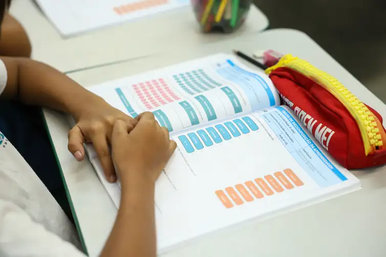 Eleições 2026: Flávio quer escolas militares; Lula propõe ampliar educação integral Eleições 2026: Flávio quer escolas militares; Lula propõe ampliar educação integral