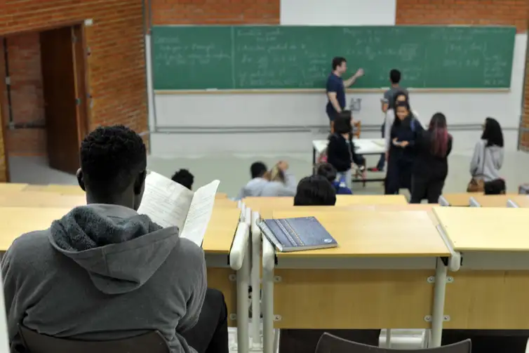 Eleições 2026: Flávio quer escolas militares; Lula propõe ampliar educação integral Eleições 2026: Flávio quer escolas militares; Lula propõe ampliar educação integral