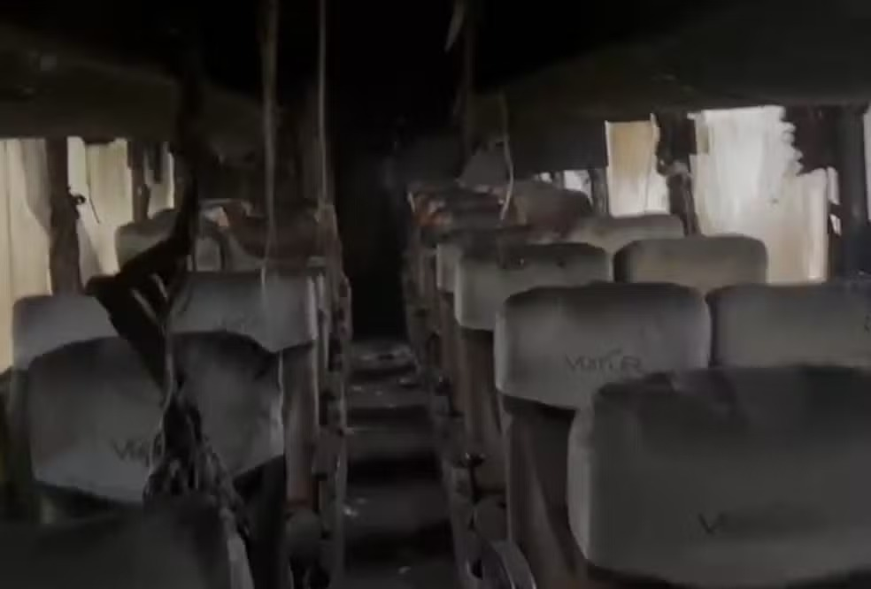 Passageiro coloca fogo em ônibus com 13 pessoas na BR-262 em MS Passageiro coloca fogo em ônibus com 13 pessoas na BR-262 em MS