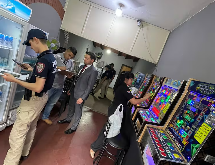 Tragamonedas cerca de escuelas: allanan seis locales en Capiatá Tragamonedas cerca de escuelas: allanan seis locales en Capiatá