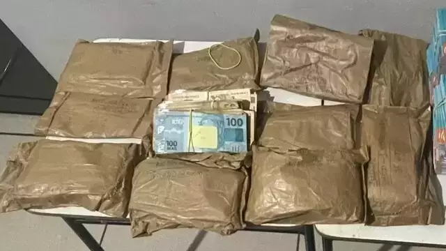 PRF flagra R$ 870 mil em mala de motorista que saiu de Ponta Porã PRF flagra R$ 870 mil em mala de motorista que saiu de Ponta Porã