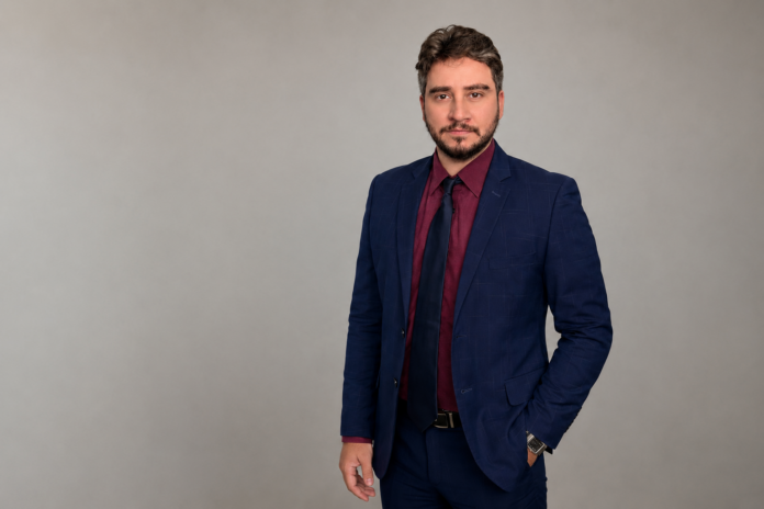 André Charone é contador, professor universitário e mestre em Negócios Internacionais