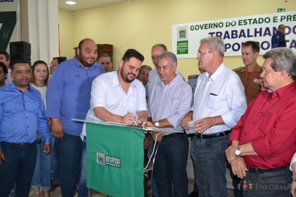 Ao lado de Hélio Peluffo, Azambuja lança e inaugura várias obras em Ponta Porã