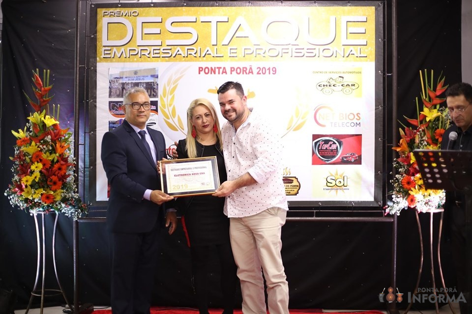 Roteiro de Compras entrega certificado Destaque Empresarial e Profissional em Ponta Porã